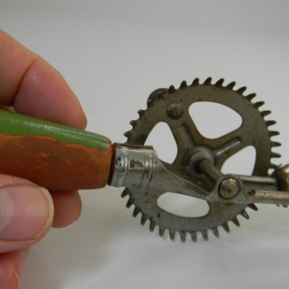 Vintage 1923 Patent A&J Hand Crank Egg Beater Green Wood Handle – Matching Wisk - Picture 7 of 8